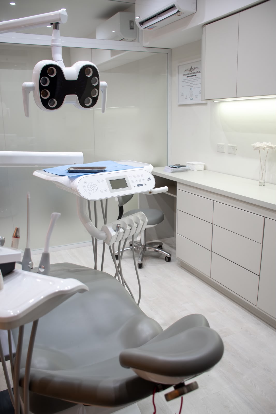 Sillón y equipamiento del consultorio